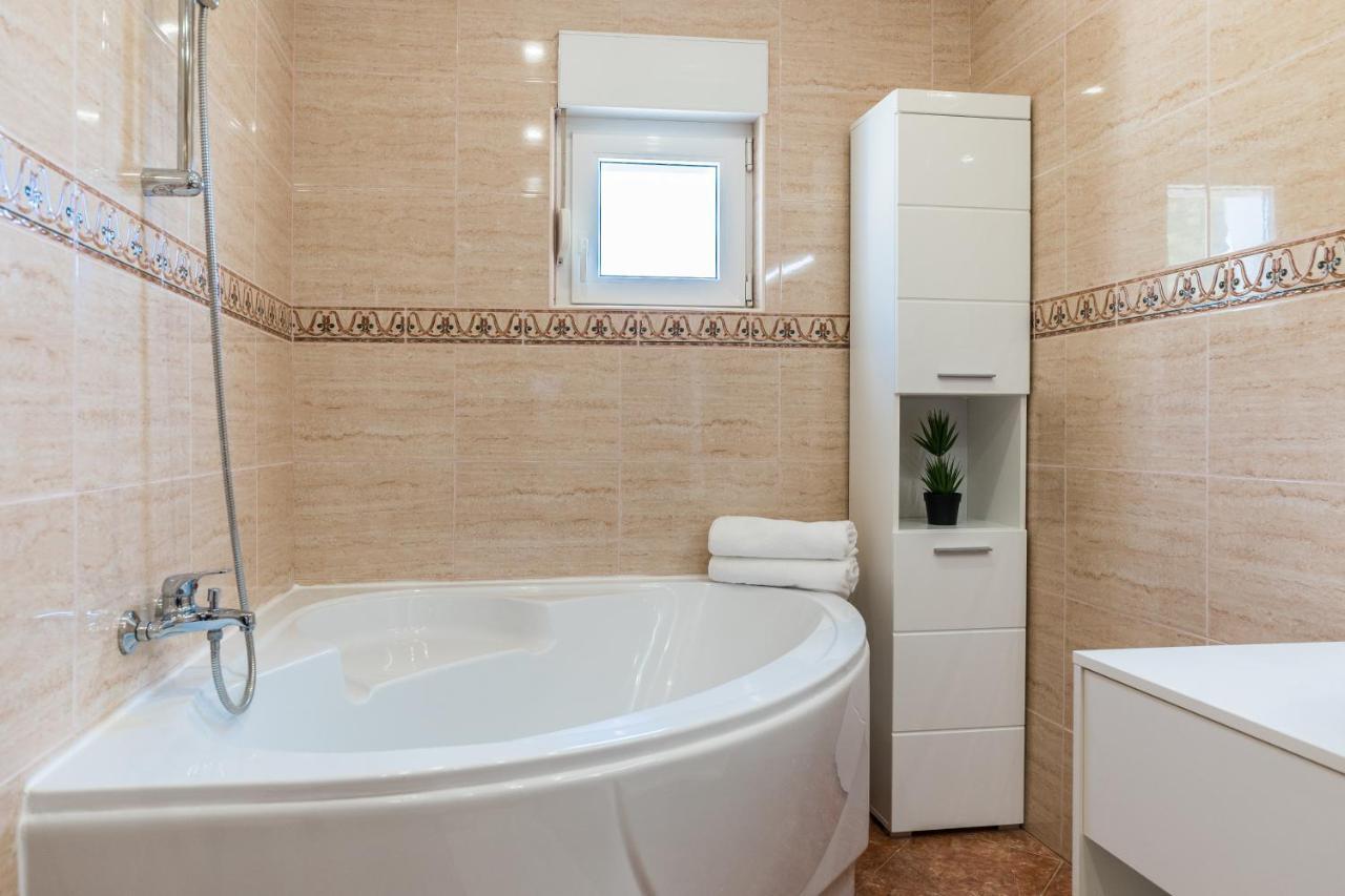 Apartmani Tomeri Starigrad Paklenica Exterior foto